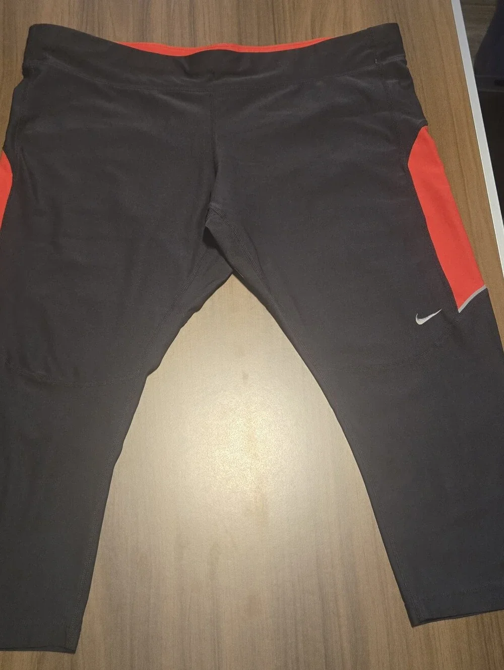 1X  Nike Dri-Fit Crop Leggings With Back Zip Pocket